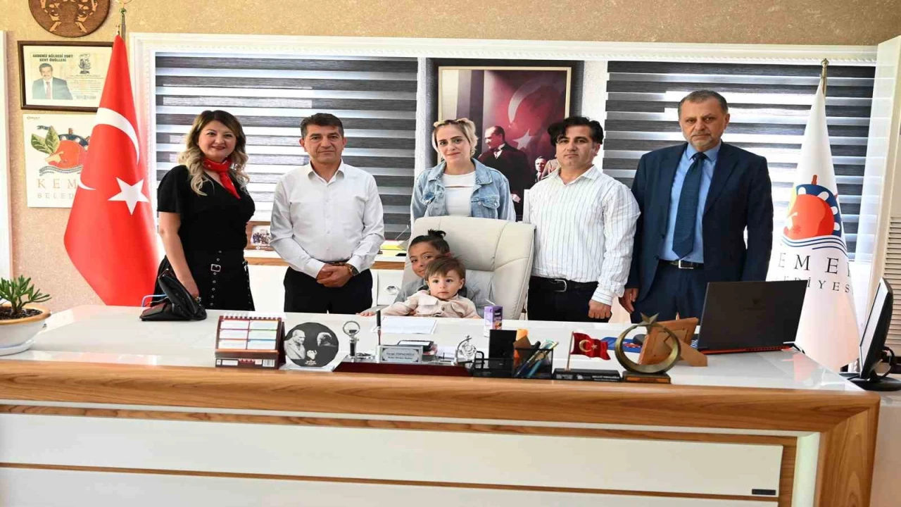 Kemerde belediye başkan koltuğu 1 günlüğüne minik Egenin oldu