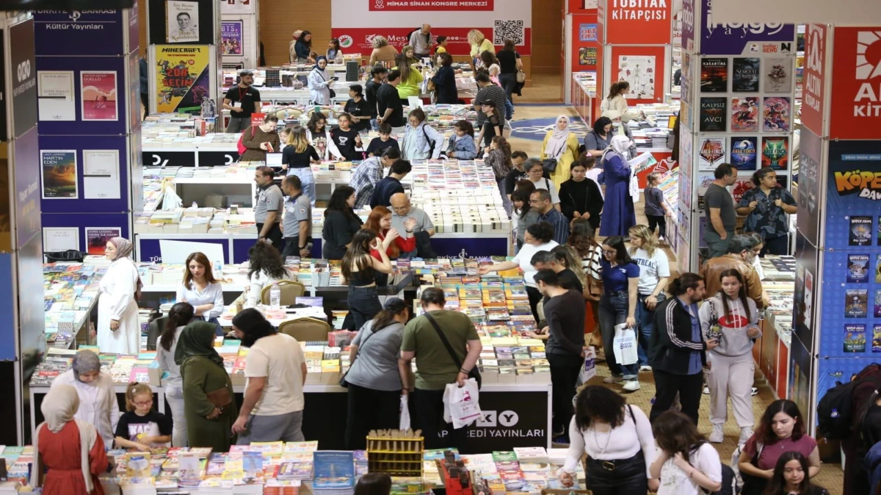 Kepez Kitap Fuarının ikinci gününde yazarlar okurlarıyla buluştu