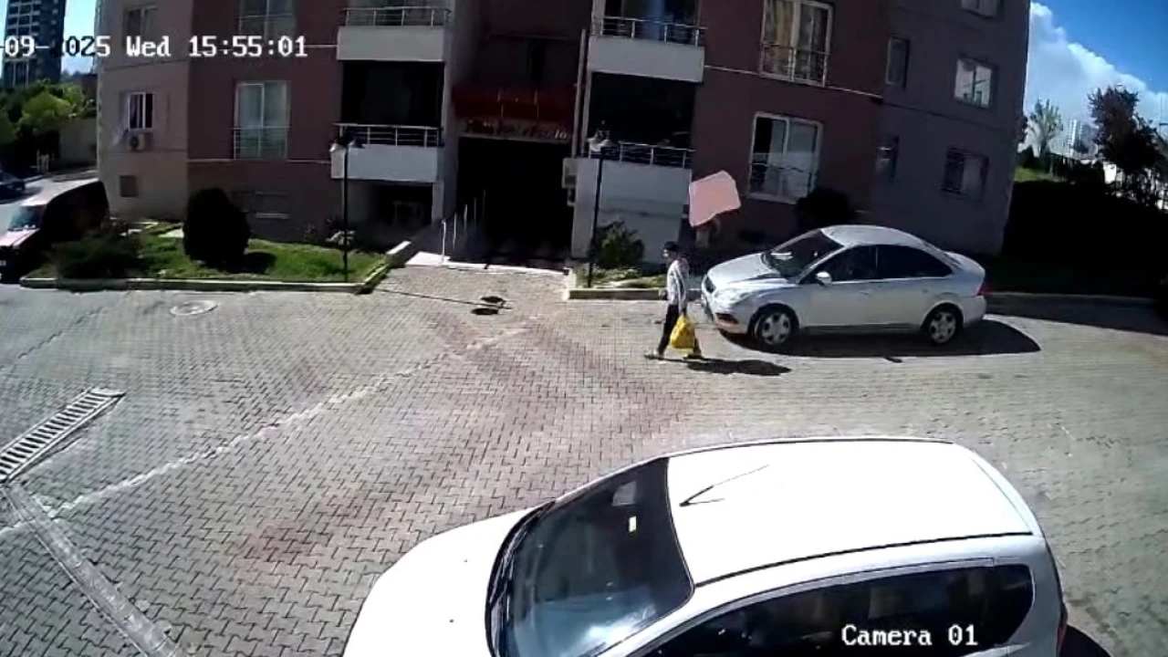 Kılpayı kurtuldu: Çatından düşen fayans az kalsın çocuğun kafasına çarpıyordu