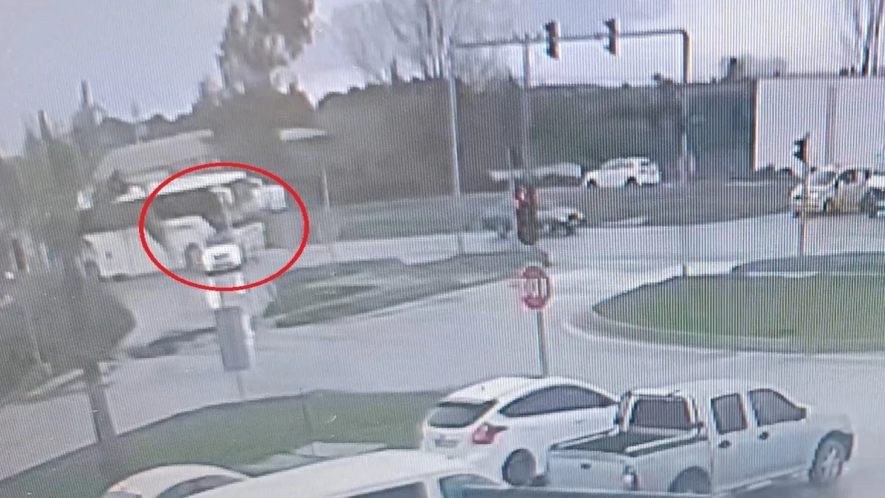 Kırmızı ışıkta durmak için yavaşlayan otomobile yolcu otobüsü çarptı