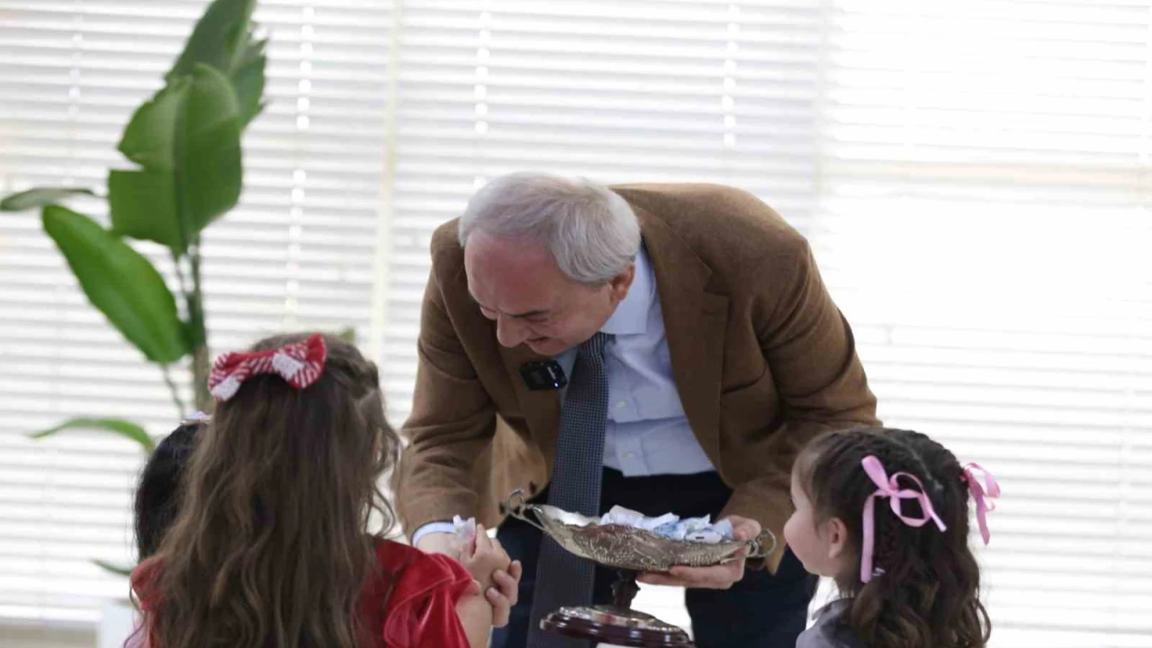 Kocagöz, çocuklarla bayramlaştı