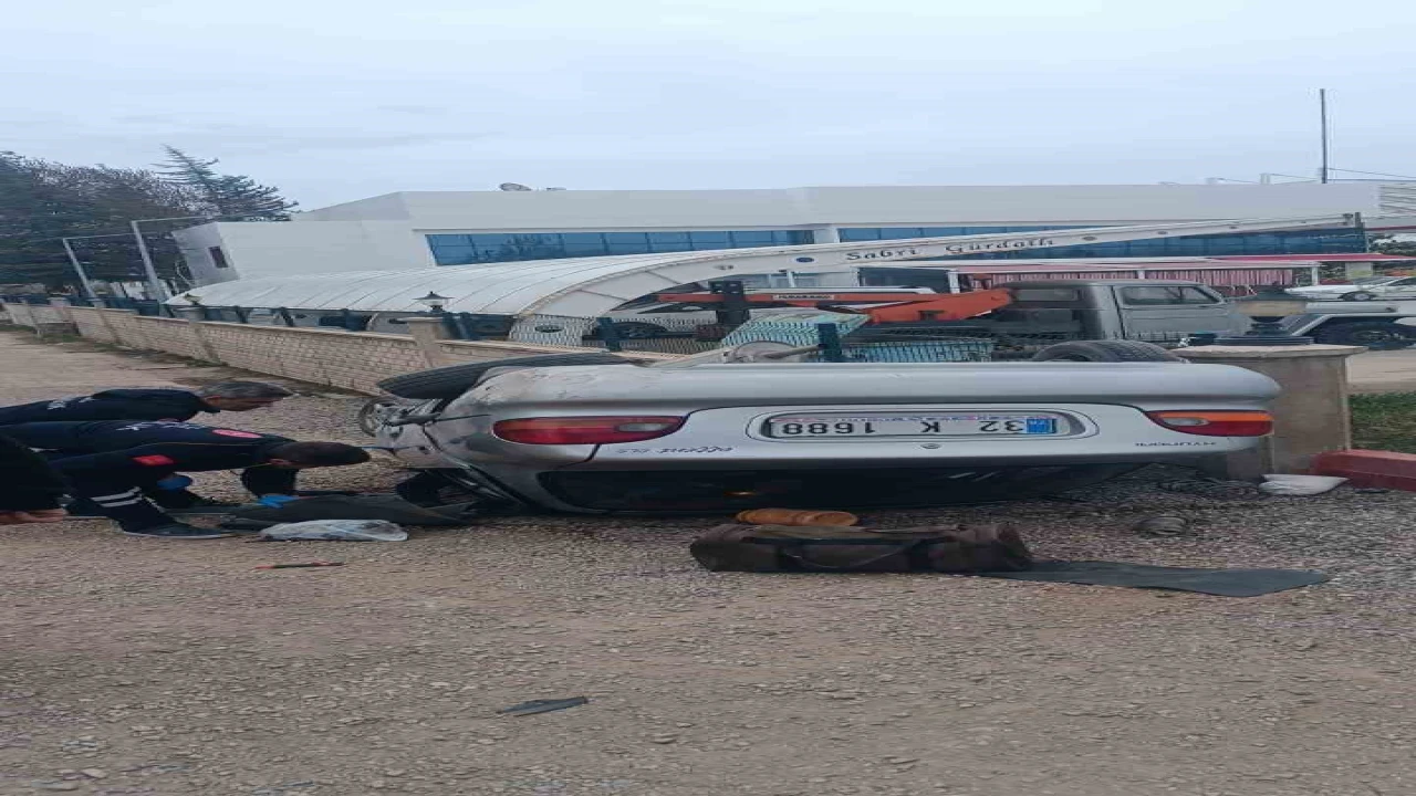 Kontrolden çıkan otomobil akaryakıt istasyonunun duvarına çarptı: 1 ölü, 1 yaralı