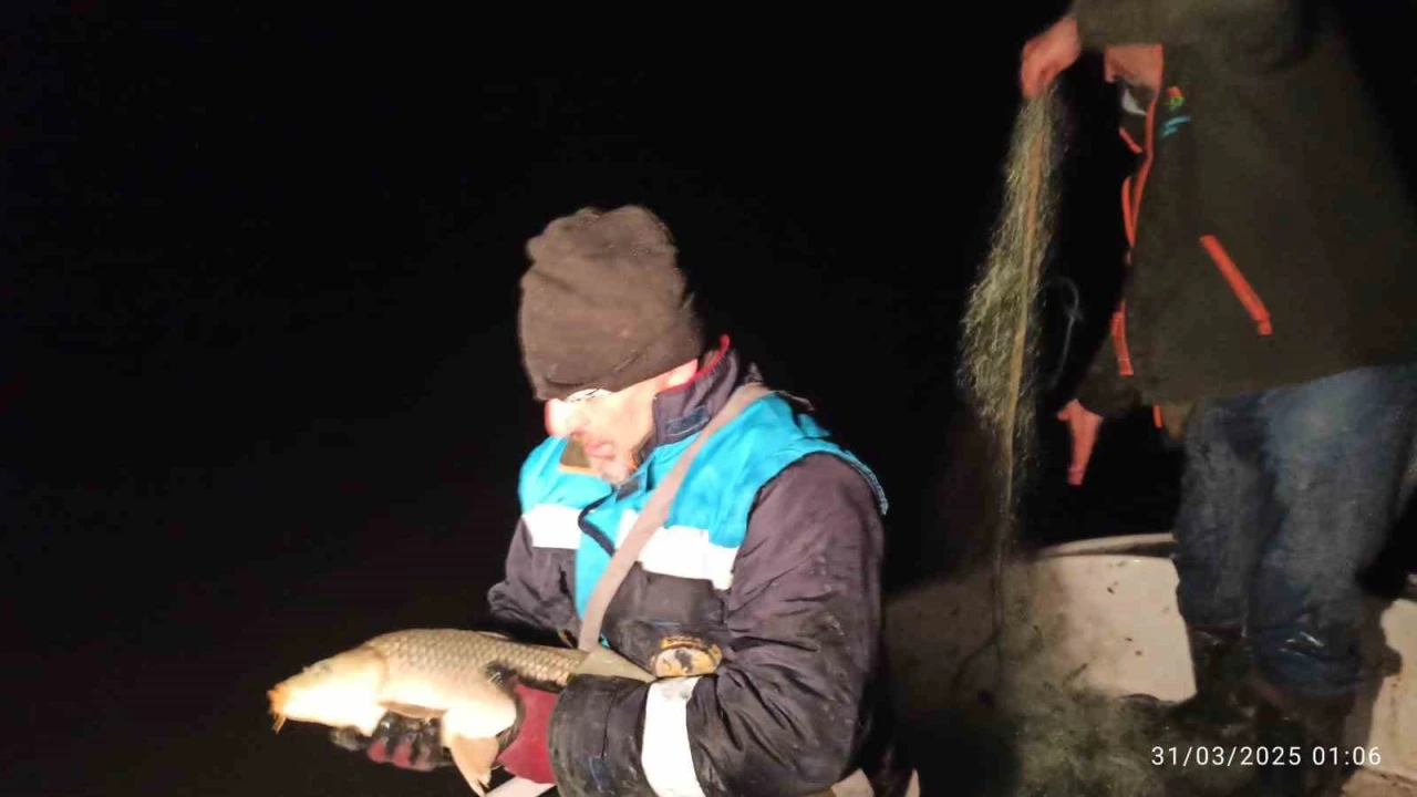 Kovada Gölünde gizli sazan avına gece baskını