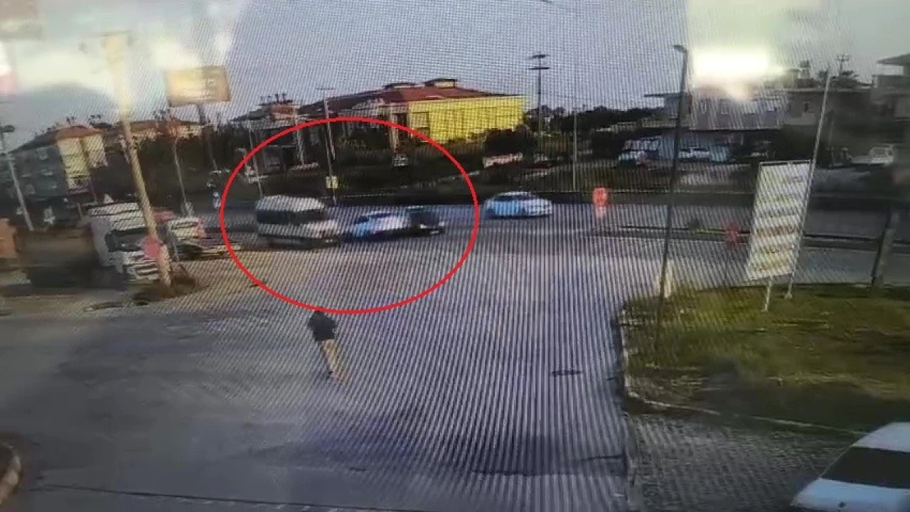 Manavgatta 3 aracın karıştığı kaza kamerada