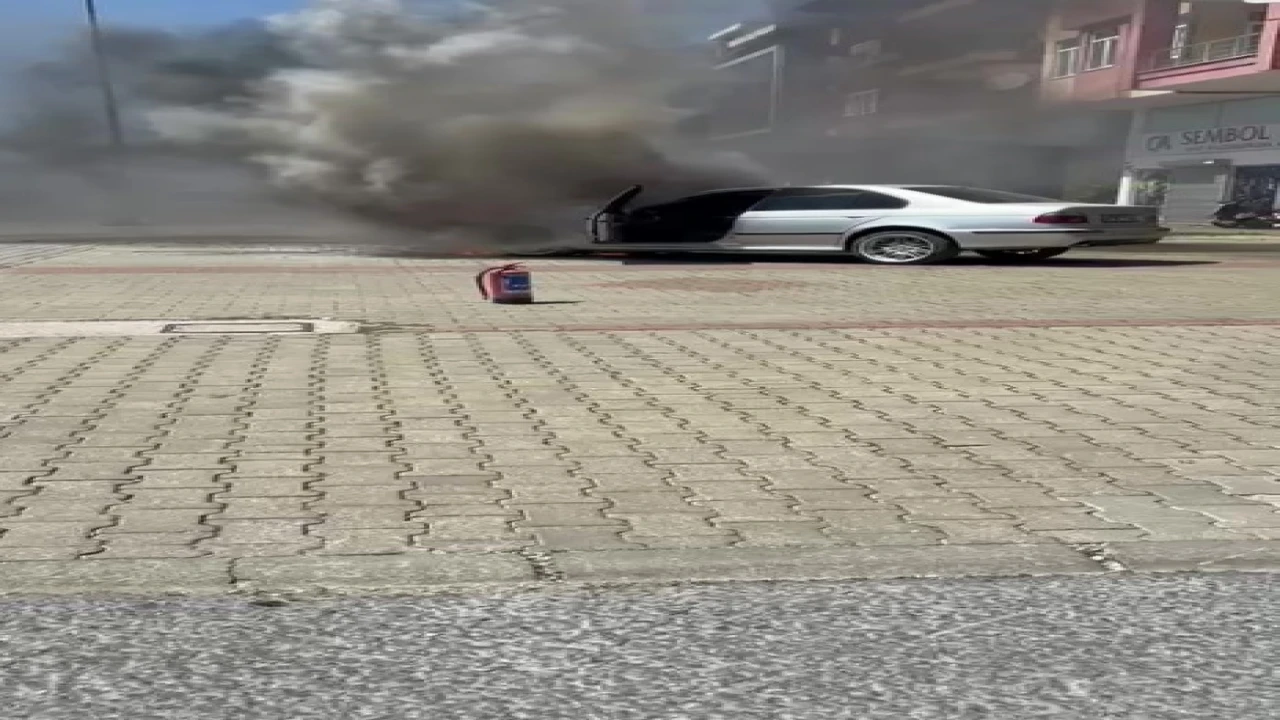 Manavgatta park halindeki araç alev alev yandı