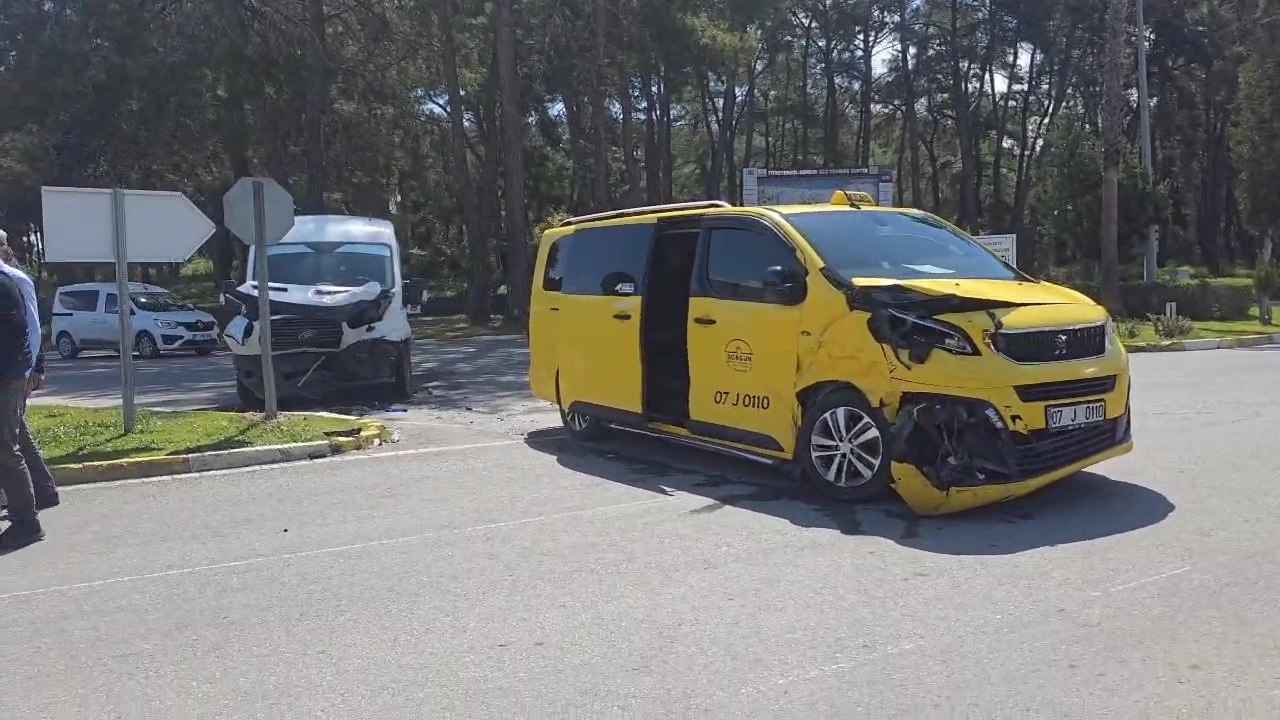 Manavgatta taksi ile kamyonet çarpıştı: 4 yaralı