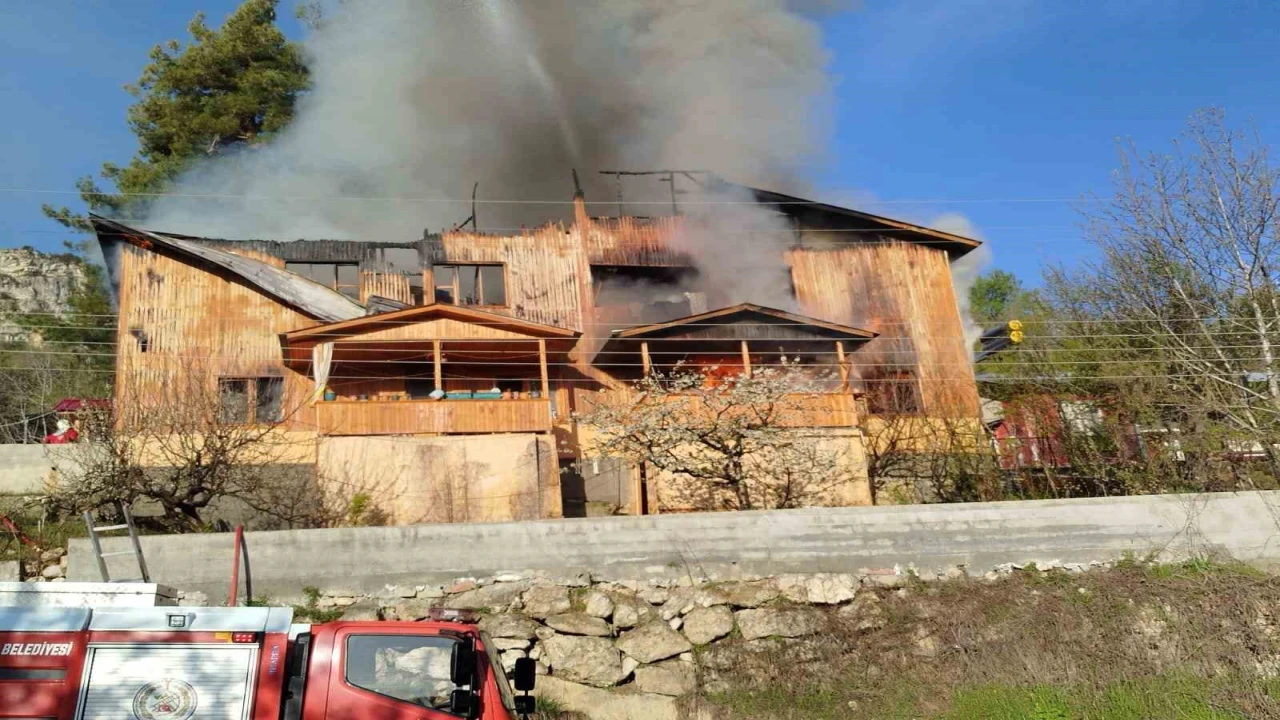 Mersinde 3 katlı evde yangın