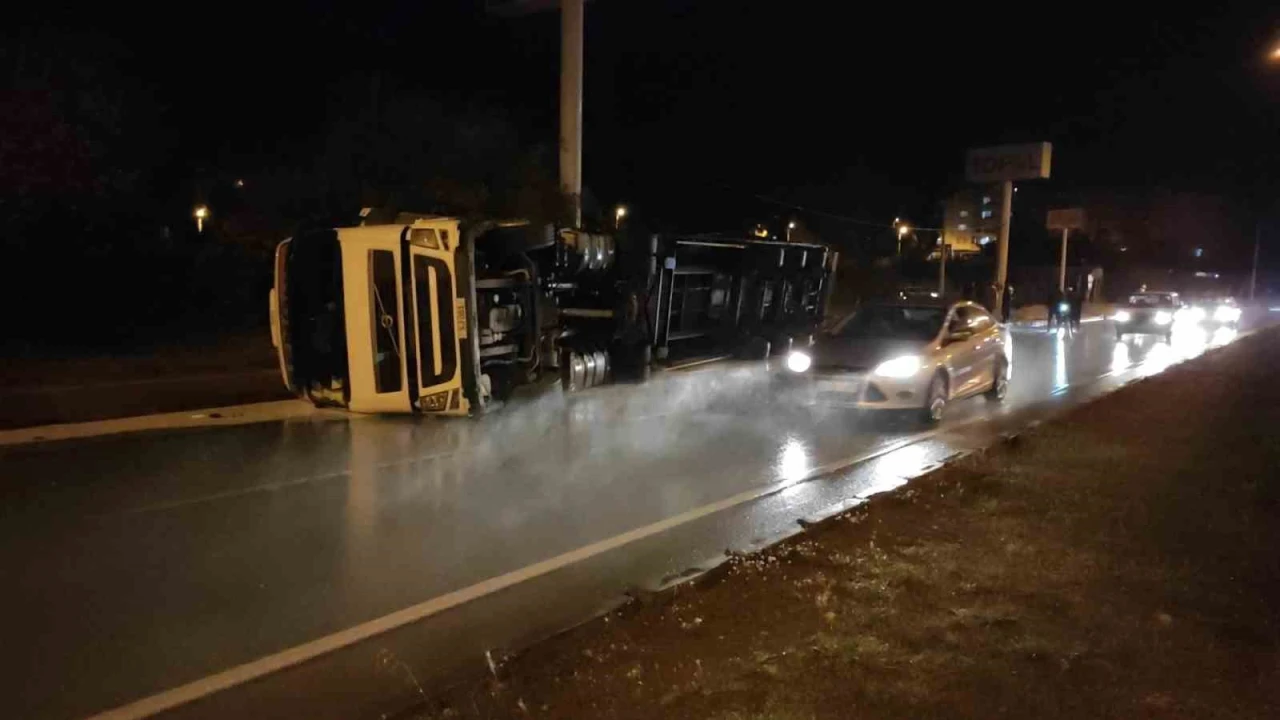 Mersinde boya yüklü tır devrildi