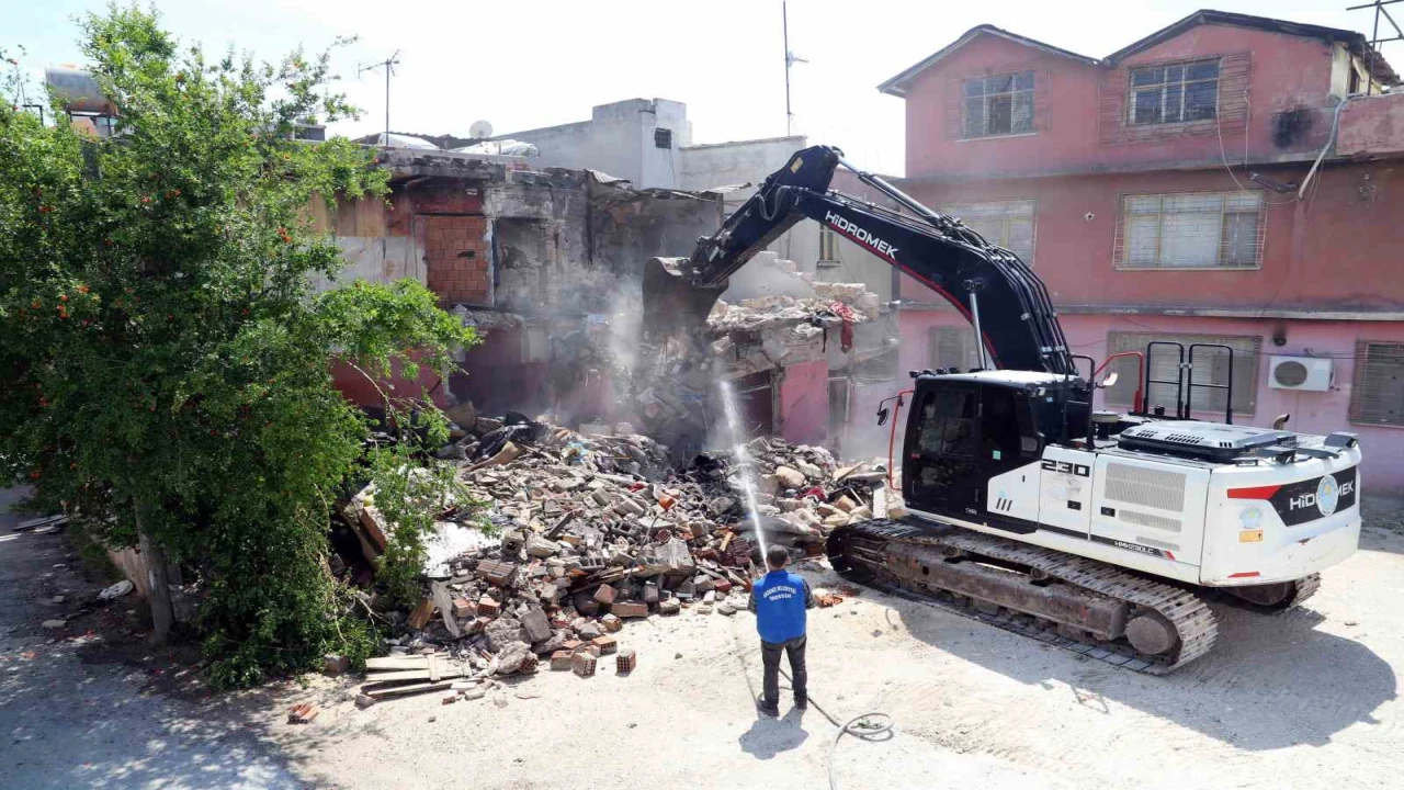 Mersinde can güvenliğini tehdit eden metruk yapılar yıkılıyor