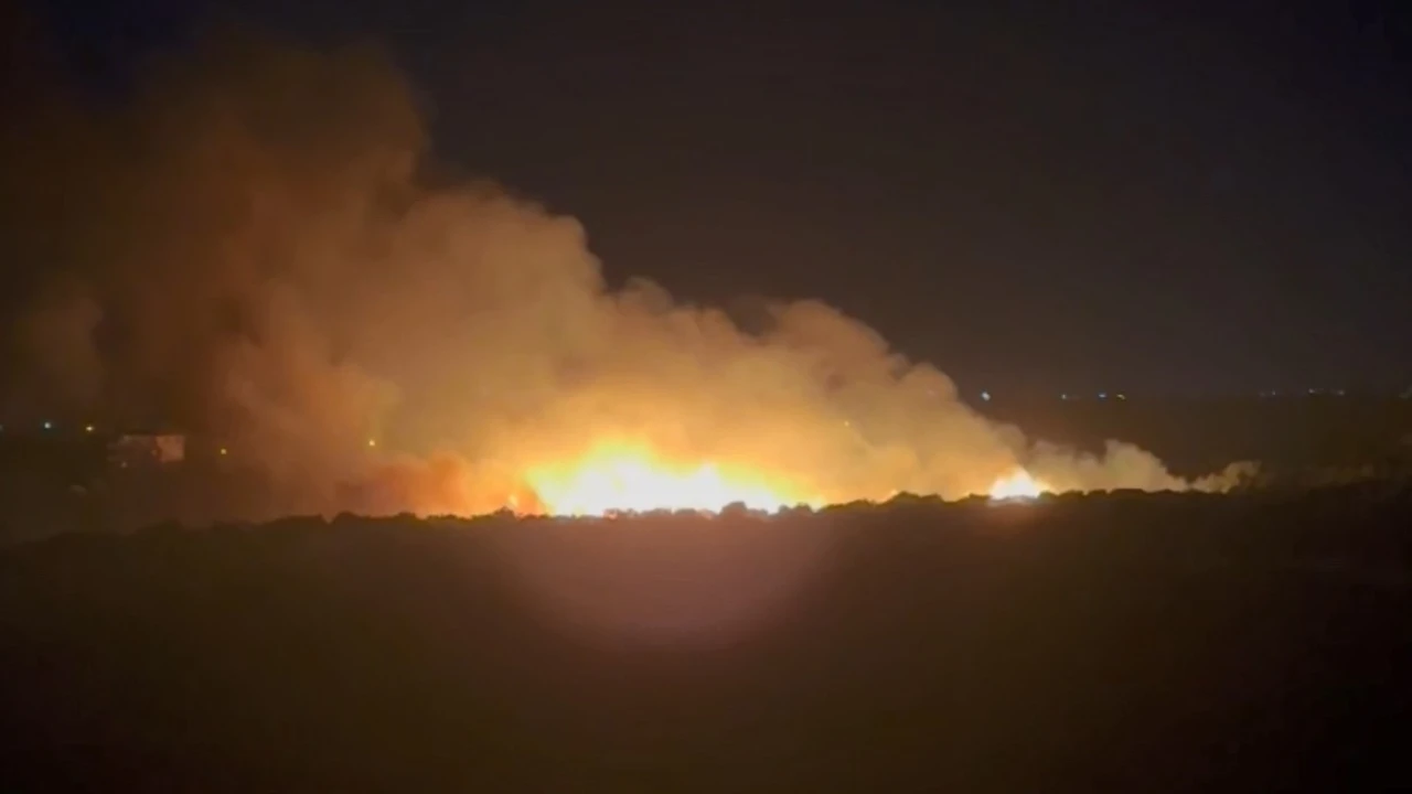 Mersinde ikinci sazlık yangını: Alevler geceyi aydınlattı