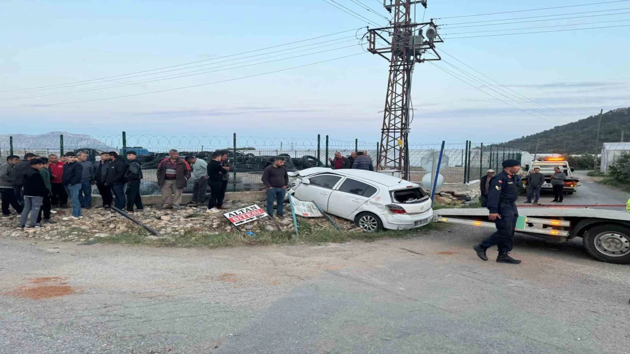 Mersinde kamyonet ile otomobil çarpıştı: 1 ölü, 5 yaralı