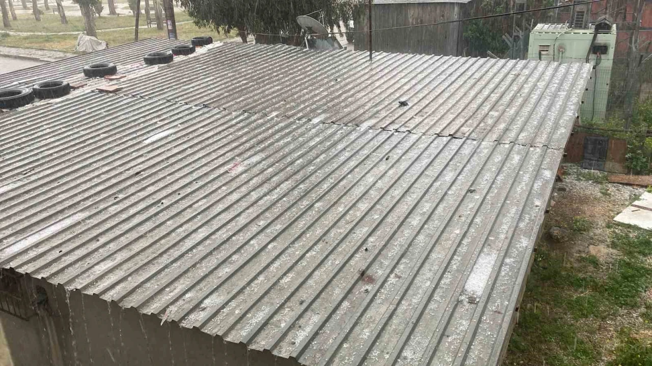 Mersinde kuvvetli yağış hayatı olumsuz etkiledi