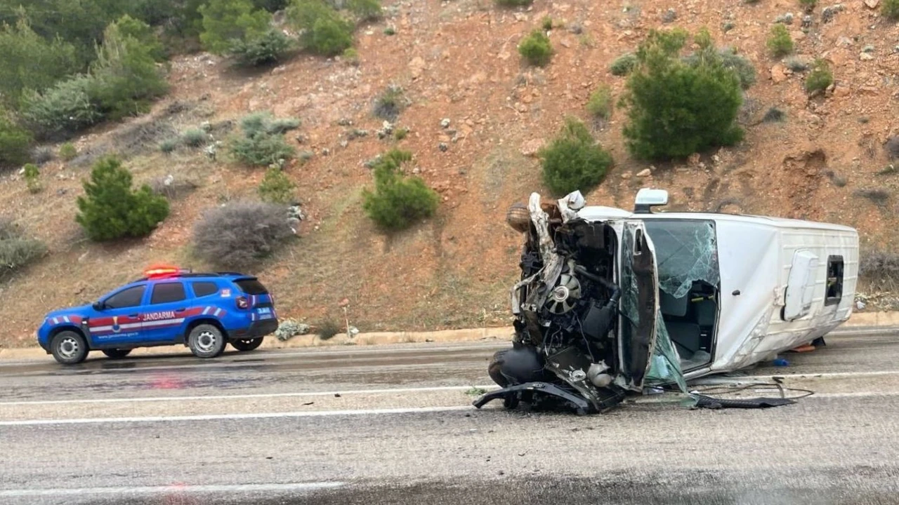 Mersinde servis minibüsü devrildi: 10 yaralı