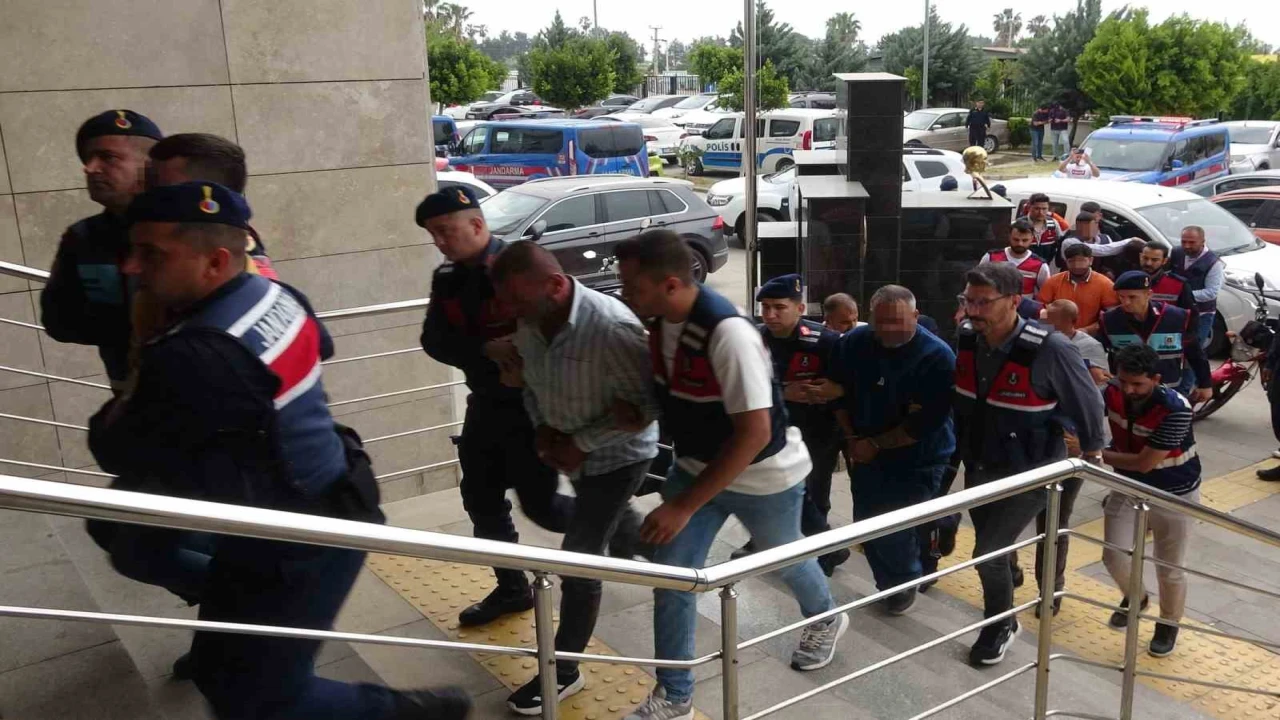 Mersinde uyuşturucu tacirlerine çifte operasyon: 15 tutuklama