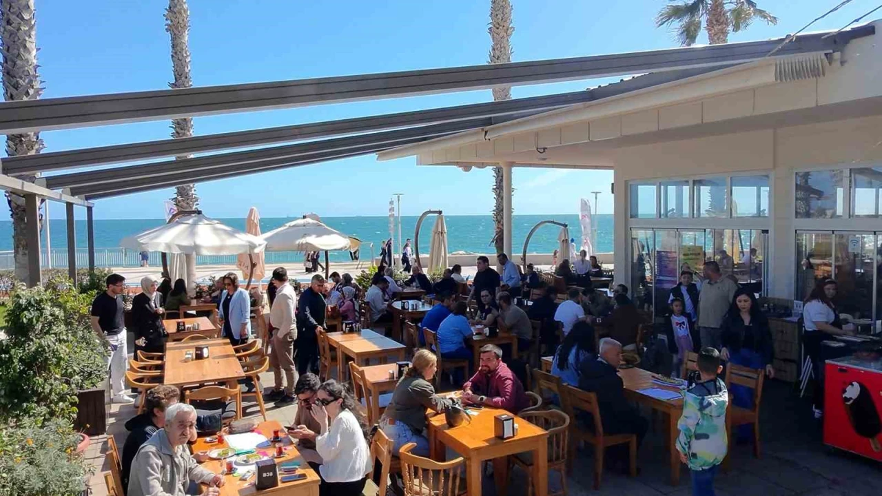 Mersinliler bayramda belediyenin kafelerine akın etti