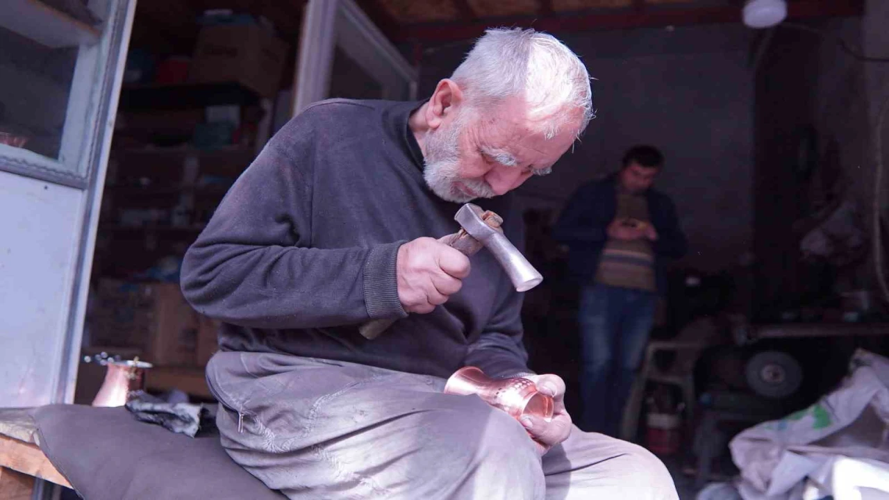 Mesleğinin son ustalarından: Durmuş Dede 60 yıldır bakırı sanata dönüştürüyor