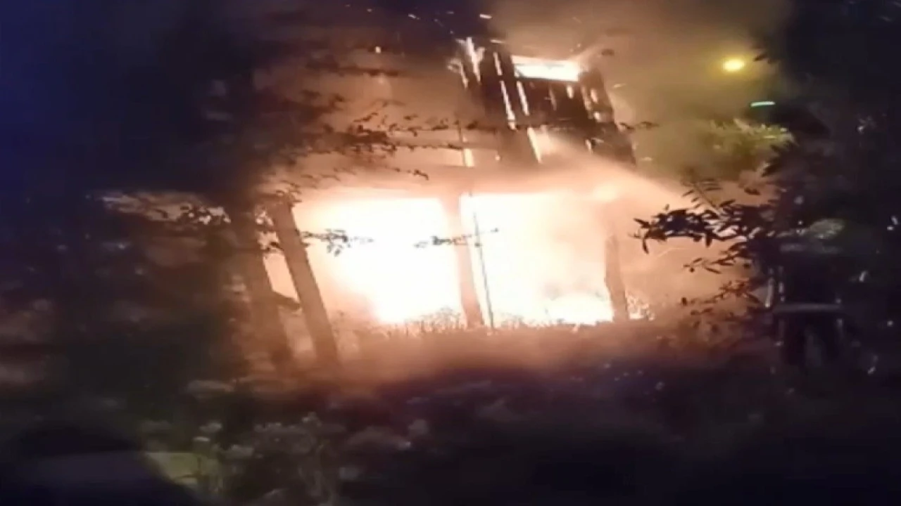 Metruk evde çıkan yangında alevler geceyi aydınlattı