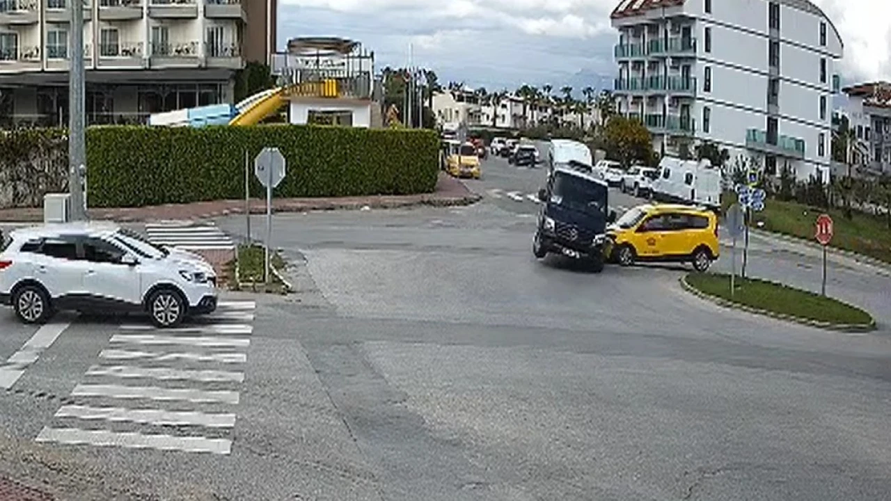 Minibüs ile ticari taksi kavşakta çarpıştı: 2si turist 3 yaralı