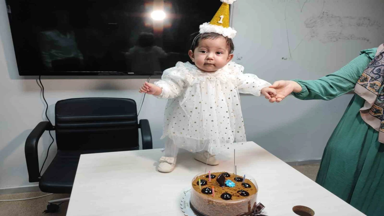 Minik Asel 1inci yaşını hastanede kutladı