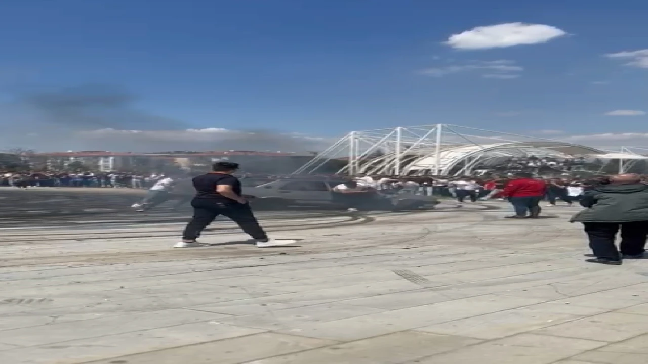 Modifiye festivalinde drift atan Tofaş alev aldı, sürücünün müdahalesiyle söndürüldü