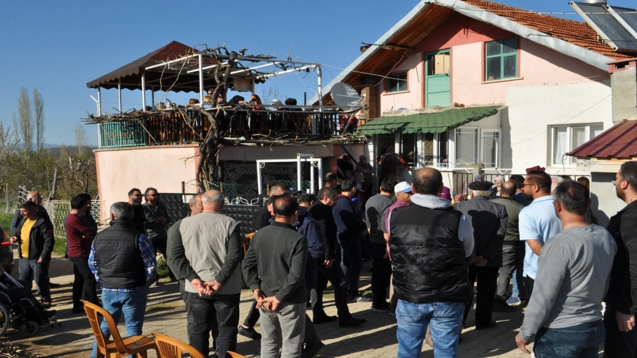 Motosiklet kazasında hayatını kaybeden öğretmen 2 ay önce ölen babasının yanına defnedildi