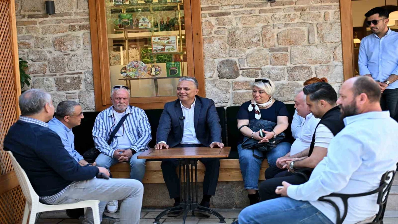 Muratpaşa Belediye Başkanı Ümit Uysal, Kaleiçi esnafıyla bir araya geldi