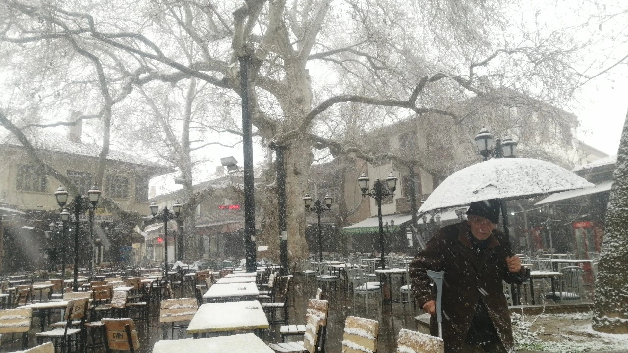 Nisan ayında yağan kar Ispartanın Yalvaç ilçesini beyaza bürüdü