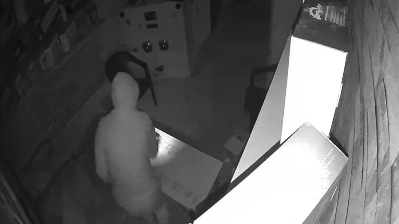 O anlar kamerada: Duvar delip iş yeri soydu, yakalanınca inkar etti