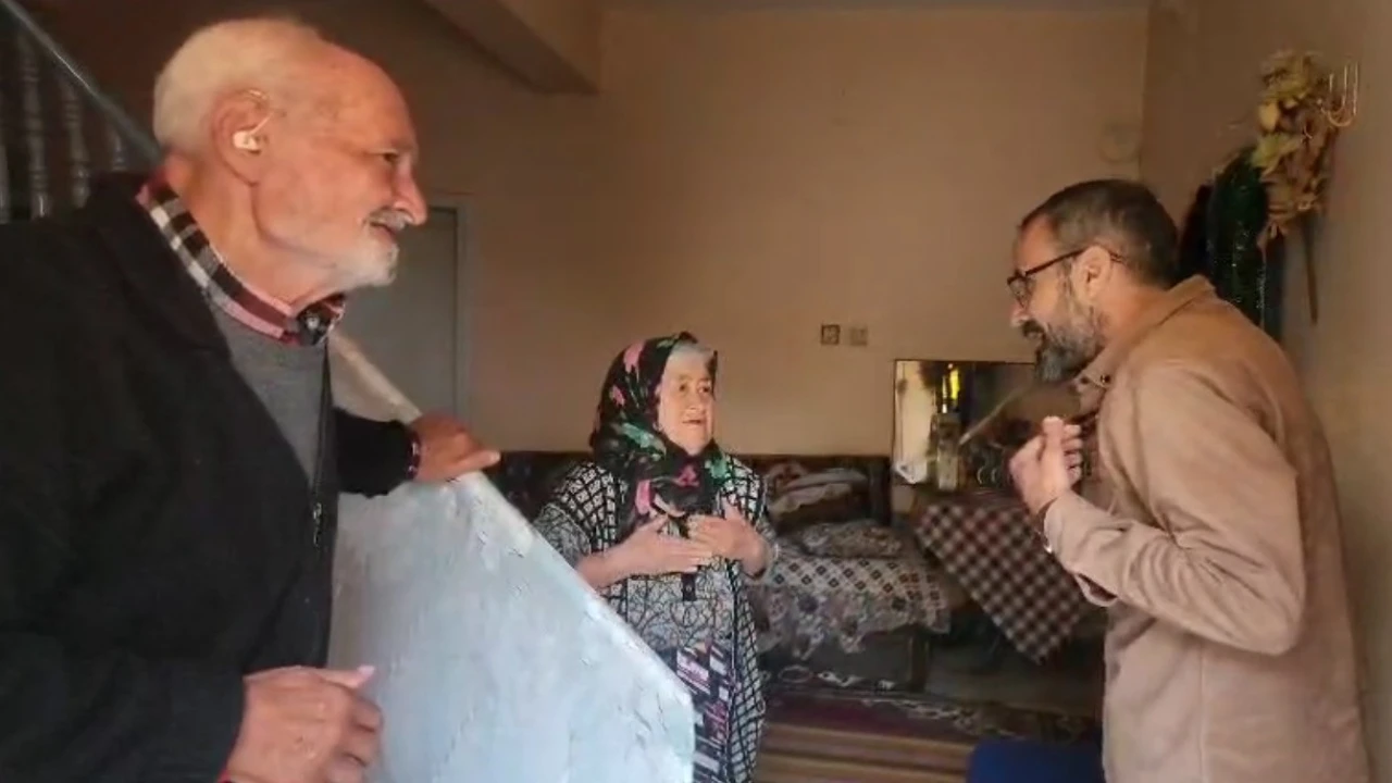 Ökkeş dede ile Raziye nineyi ziyaret edenler yalnızlıklarına ortak oldu