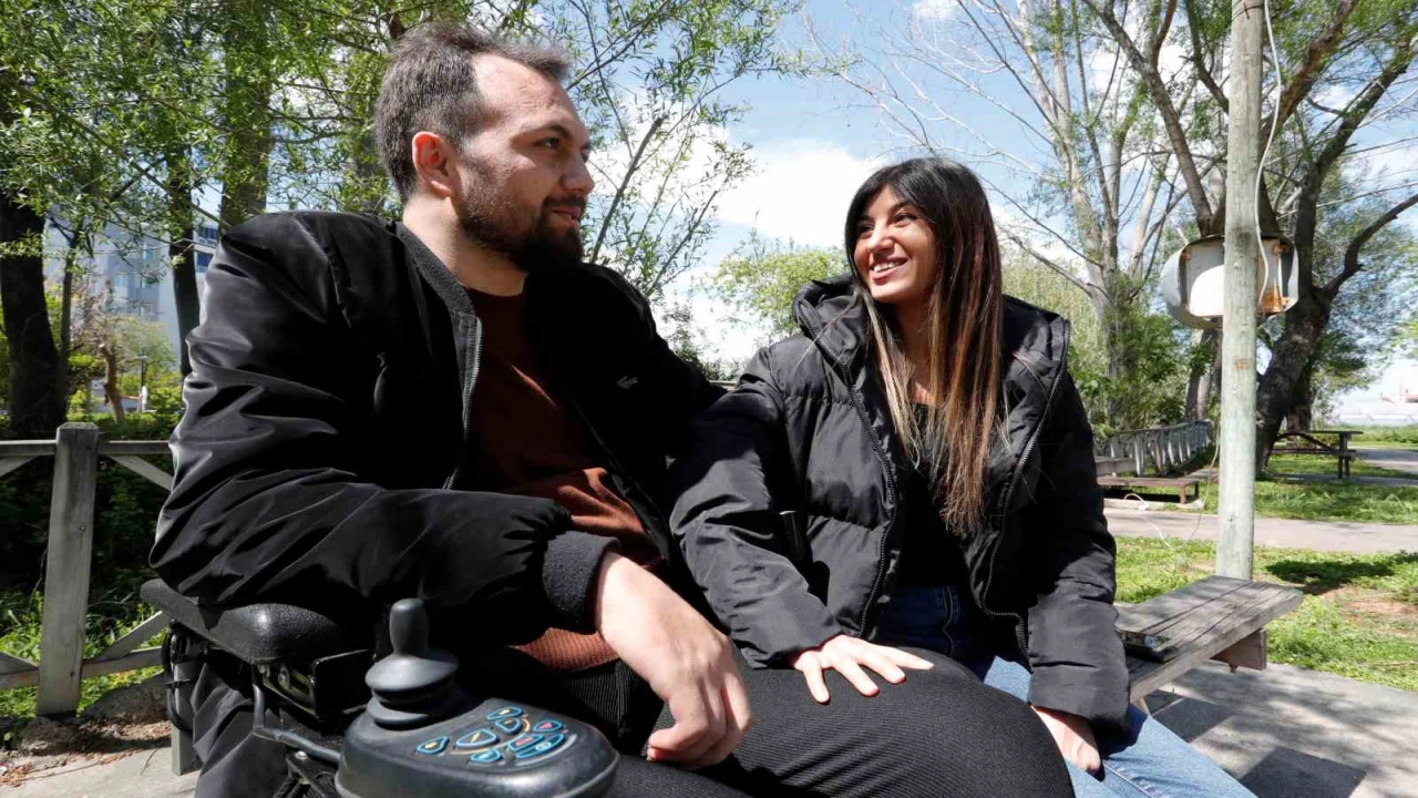 Okul yıllarına dayanan arkadaşlıkları engel tanımayan aşka dönüştü