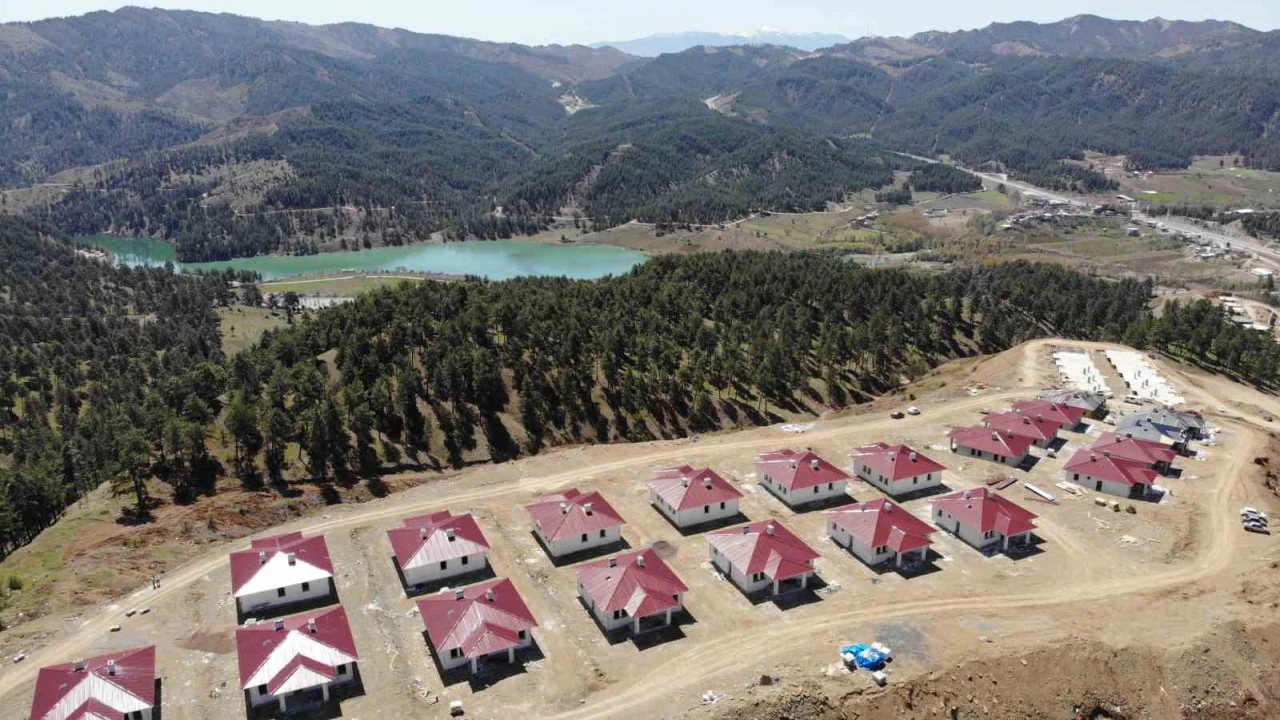 Orman ve baraj manzaralı deprem konutları