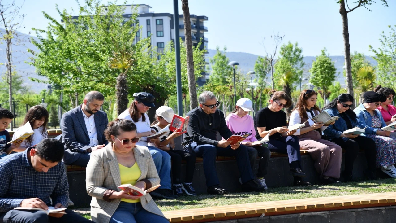 Osmaniye Millet Bahçesinde kitap okuma etkinliği düzenlendi