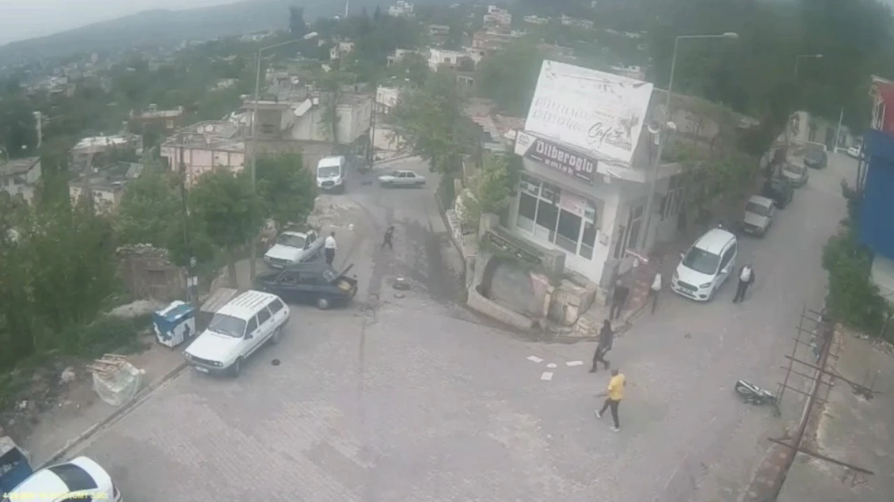 Osmaniyede 9u öğrenci 11 kişinin yaralandığı kaza güvenlik kamerasında