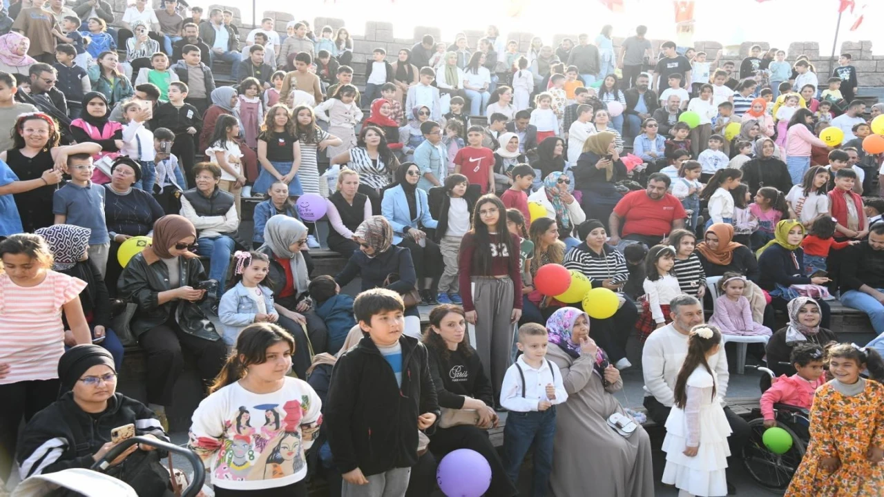 Osmaniyede çocuklar bayram şenliğinde doyasıya eğlendi