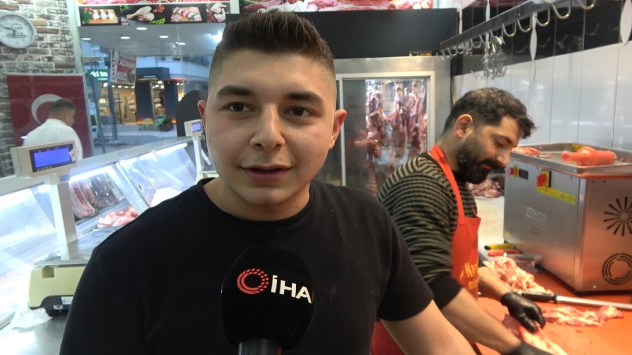 Osmaniyede kasaptan et alan köpek yüzleri gülümsetti