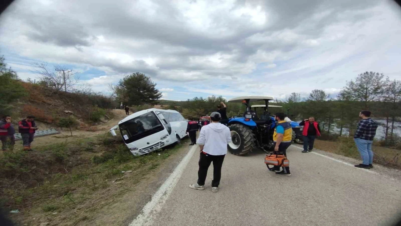 Osmaniyede öğrencileri taşıyan otobüs devrildi