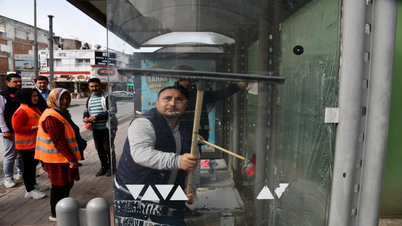 Osmaniyede otobüs duraklarında genel temizlik çalışması