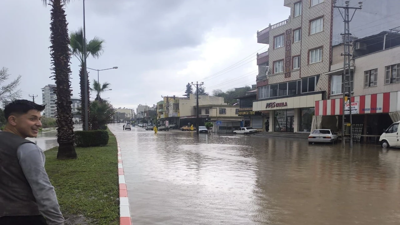 Osmaniyede sağanak yağmur hayatı felç etti