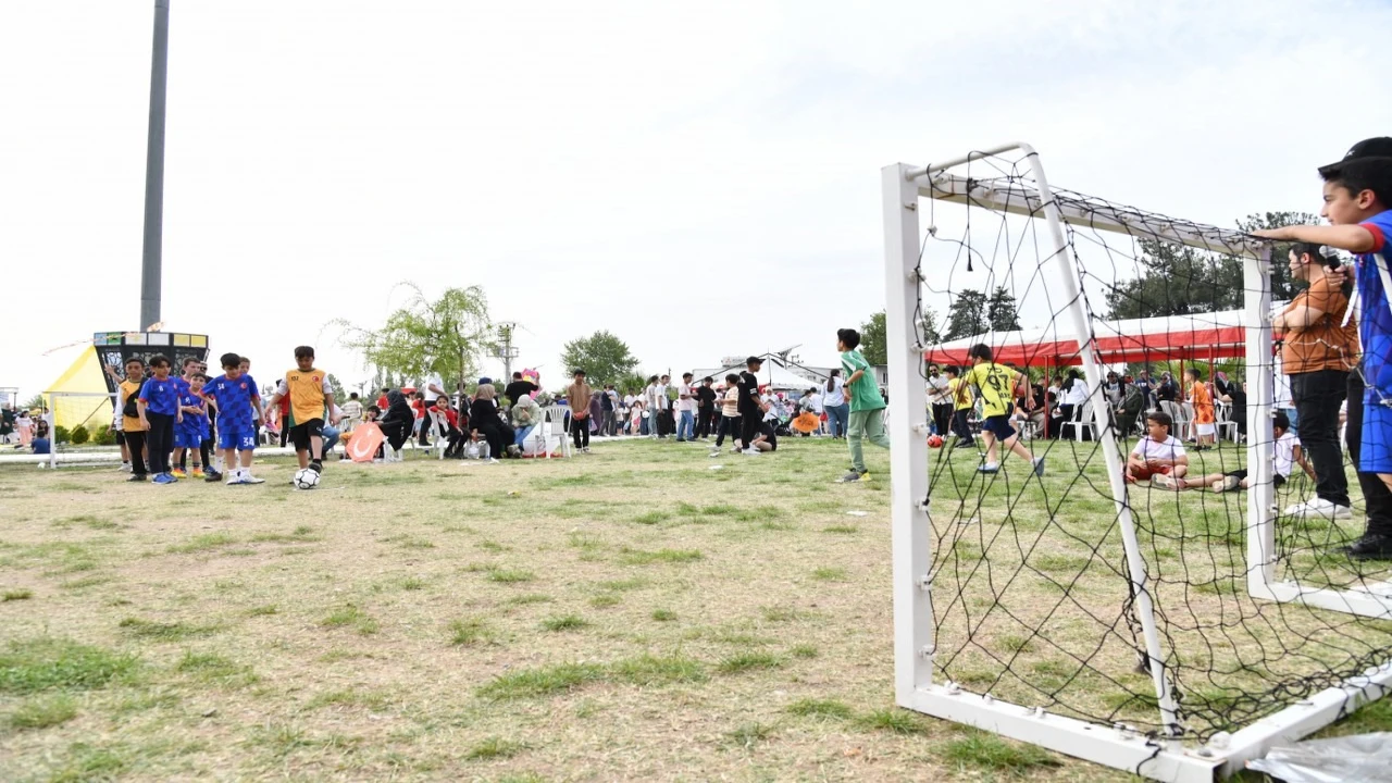 Osmaniyede uçurtmalar semaları süsledi