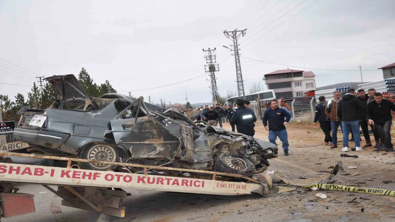 Otomobil kağıt gibi ezildi: 3 ölü, 3 yaralı