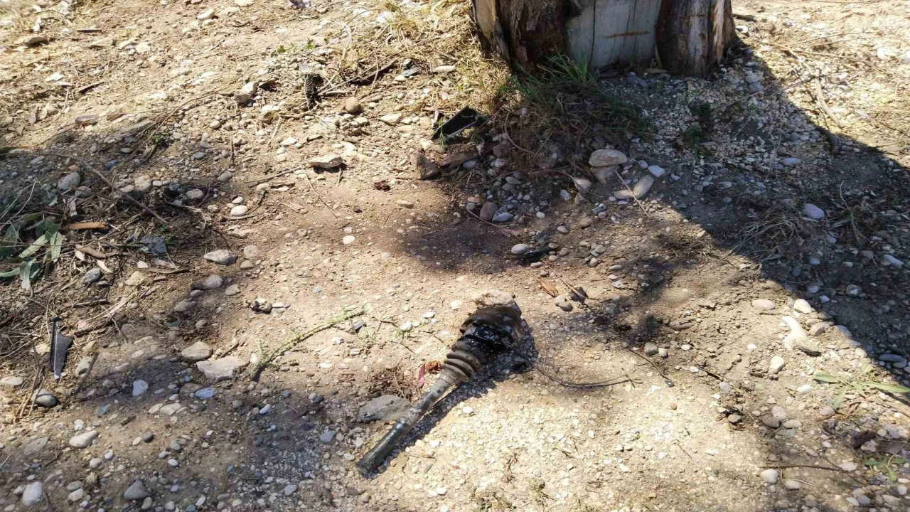 Otomobil ters döndü, tekeri koptu, sürücü yara almadan kurtuldu