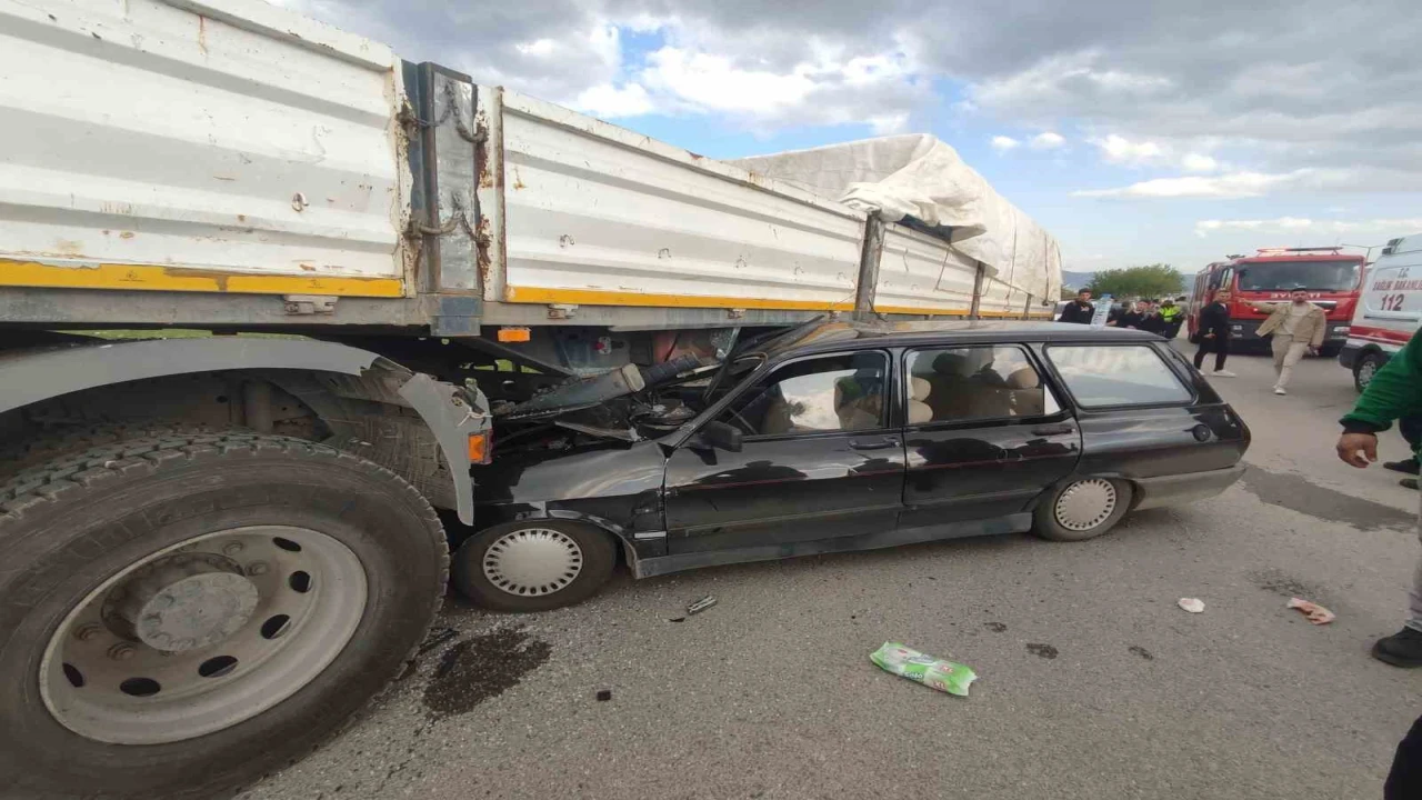 Otomobil tırın altına girdi: 2 yaralı