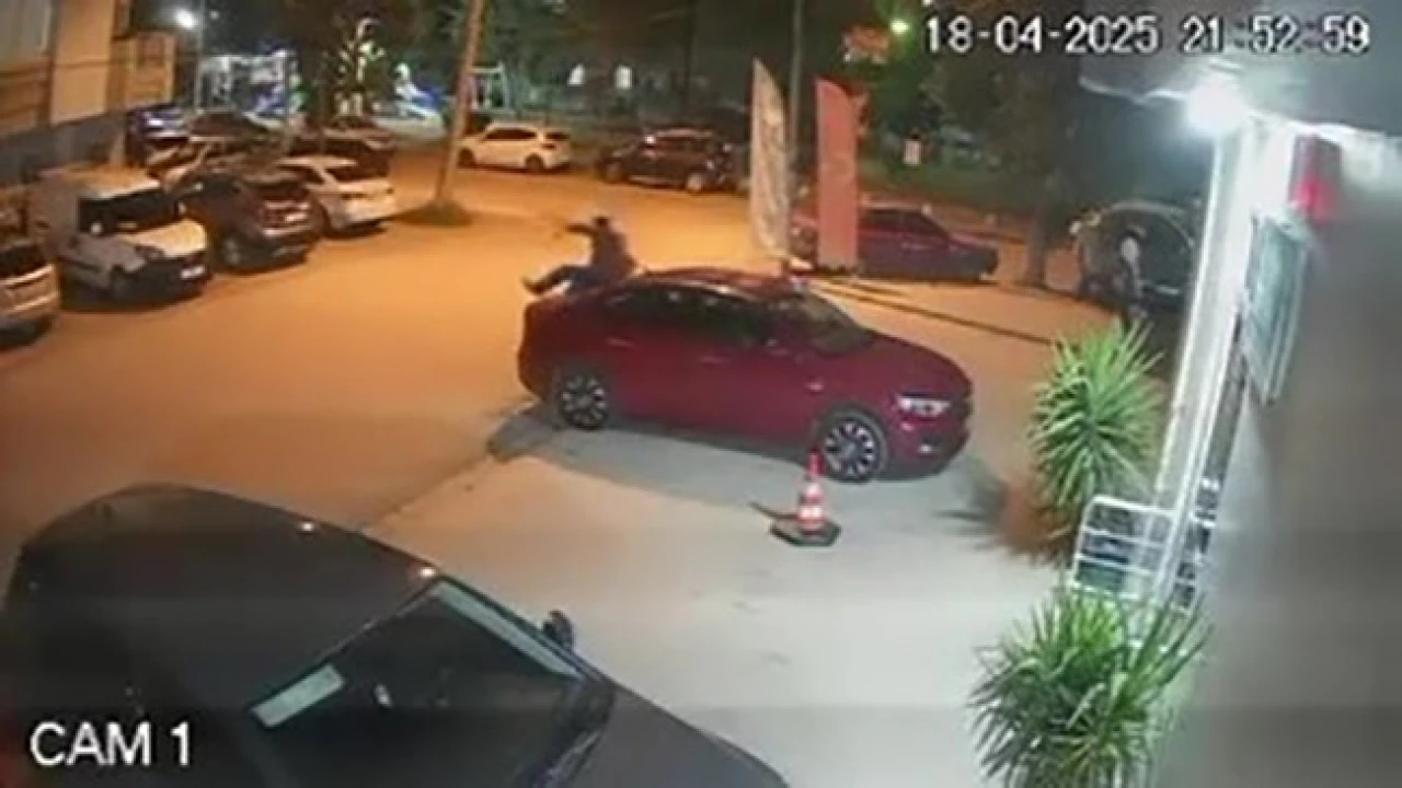 Otomobili tekmeleyip yumrukladı, yetmedi üzerine çıkıp zıpladı