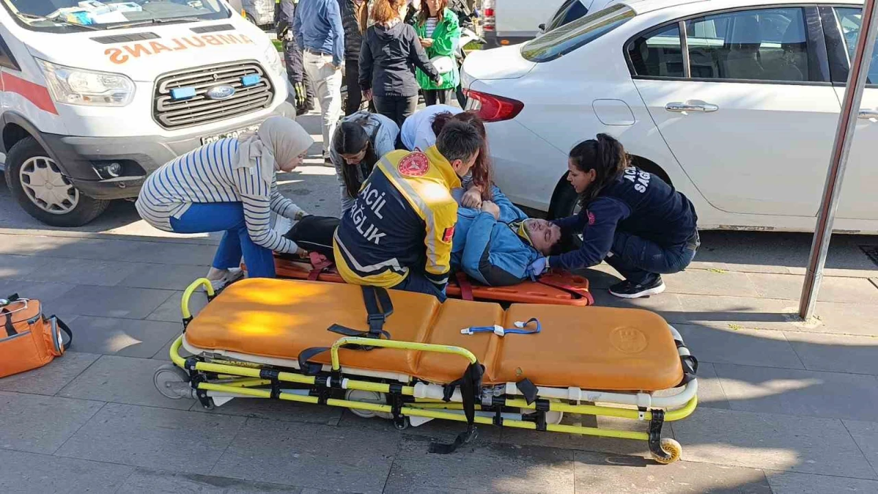 Otomobilin aynasına çarpan motosiklet park halindeki aracın altına girdi: 1 yaralı