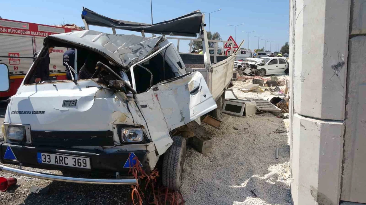 Otomobilin çarptığı kamyonet otoyol bağlantı köprüsüne vurdu: 1 ölü, 3 yaralı