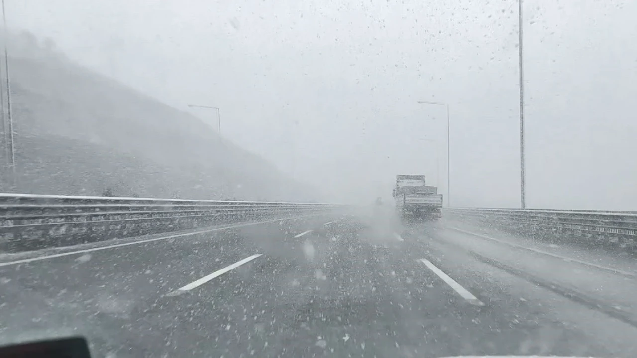 Otoyolda kar, görüş mesafesini 10 metreye kadar düşürdü