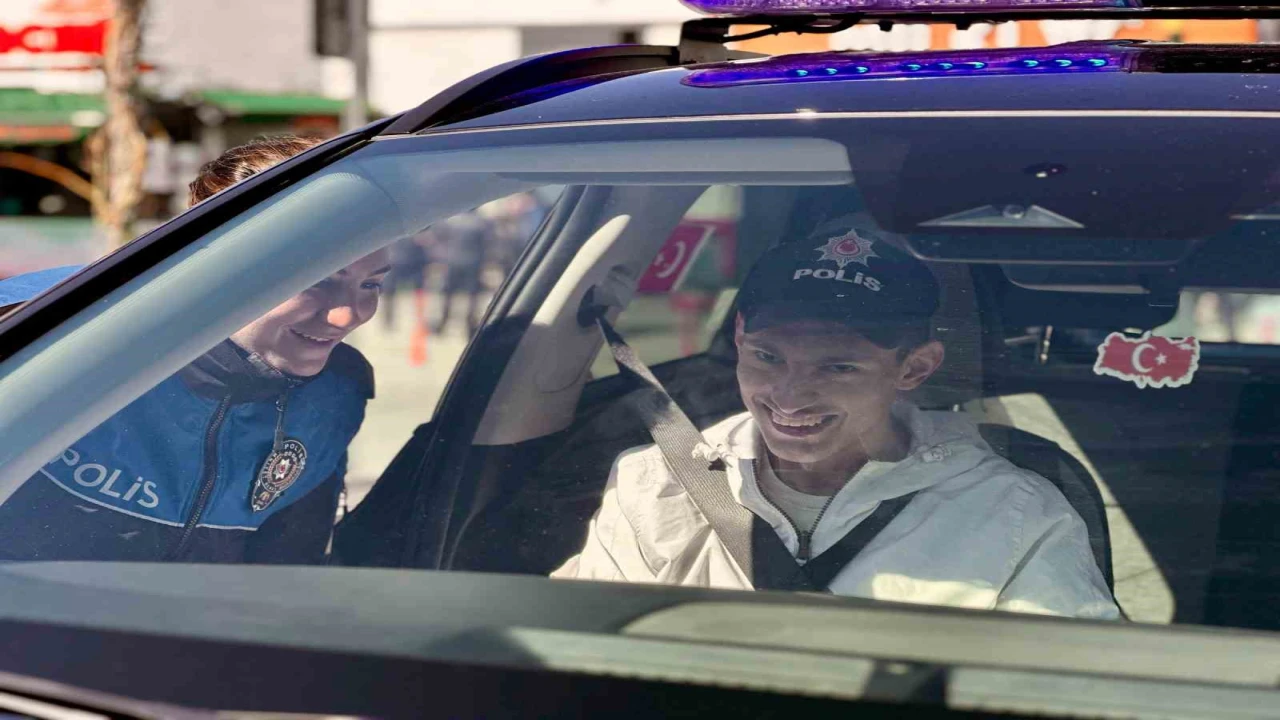 Polis haftası kutlamalarında Serebral palsi hastası Cem Özenin mutluluğu duygulandırdı