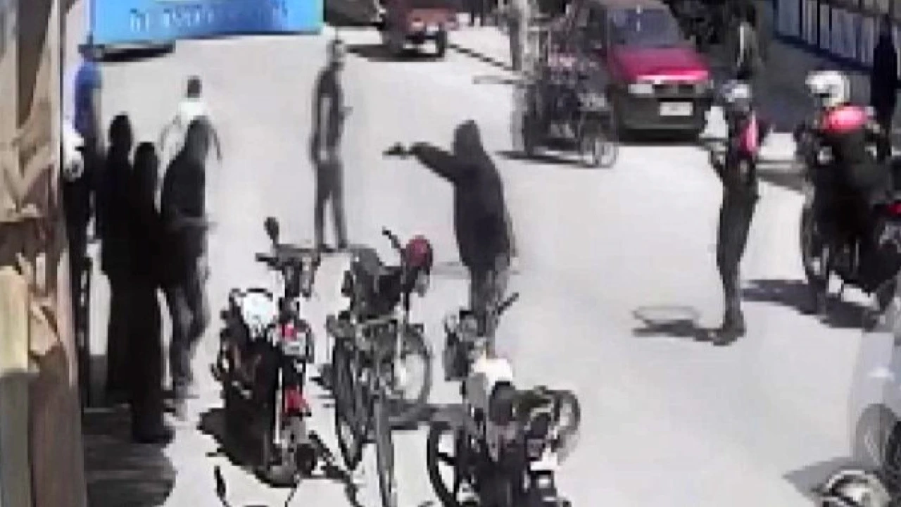 Polisin silahlı şahsa kahramanca müdahalesi kamerada