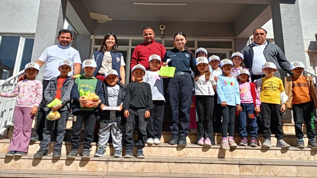 Polisleri ziyaret eden minikler gönüllere dokundu