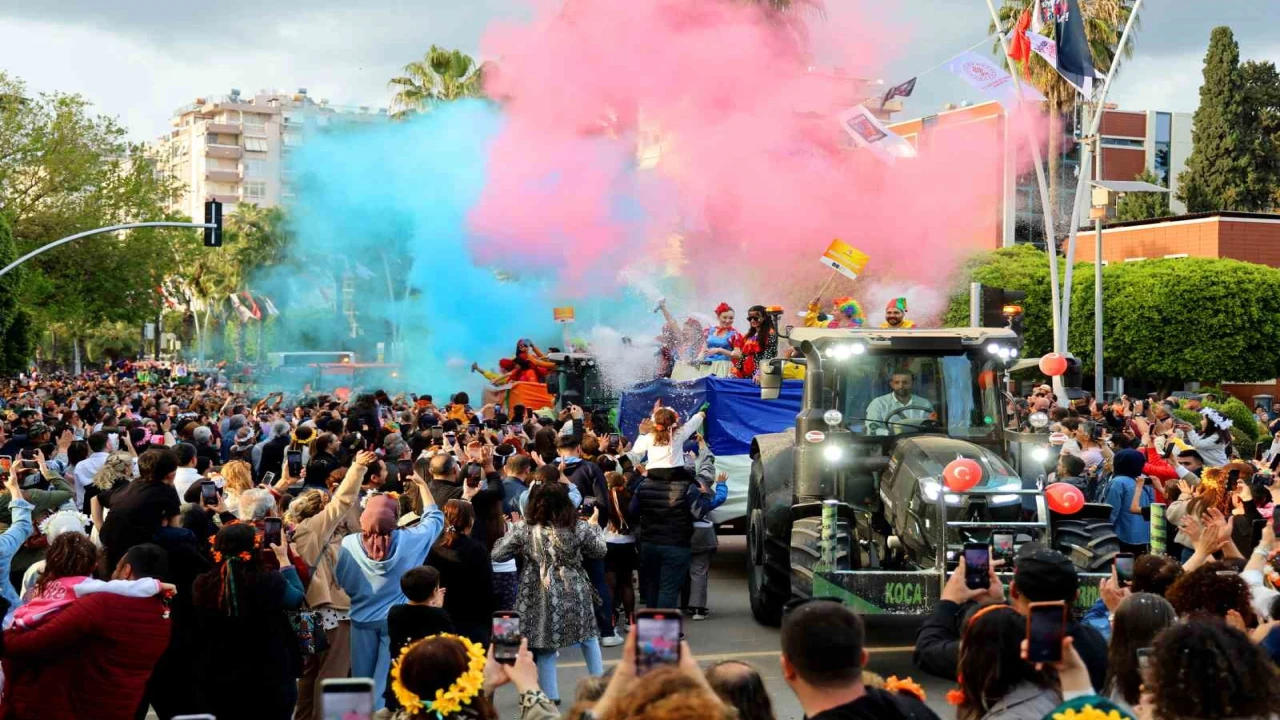 Portakal Çiçeği Karnavalında renkli görüntüler oluştu